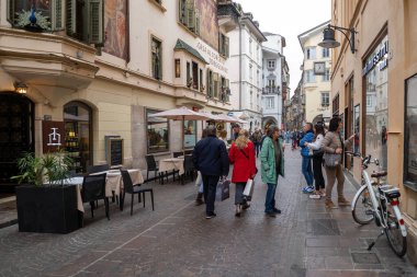 Bolzano, İtalya - 1 Kasım 2022: Bolzano eski kenti, Özerk Bolzano Eyaleti, Trentino Güney Tyrol, kuzey İtalya