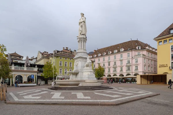 Bolzano, İtalya - 1 Kasım 2022: Walter Meydanı 'nın genel görünümü ve Bolzano' daki 