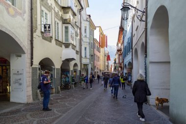 Merano, İtalya - 29 Ocak 2022: Merano 'da sokak manzarası, Özerk Bolzano ili, Güney Tyrol, Kuzey İtalya