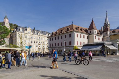 Merano, İtalya - 29 Ocak 2022: Merano eski kenti, Özerk Bolzano Eyaleti, Güney Tyrol, Kuzey İtalya