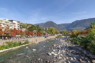 Merano, İtalya - 29 Ocak 2022: Passer Promenade boyunca akan Nehir Yolcusu, Özerk Bolzano Eyaleti, Güney Tyrol, Kuzey İtalya