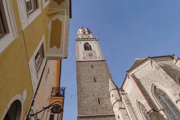 Torre Del Reloj Con Reloj Sol Iglesia San Nicolo Merano — Foto de Stock