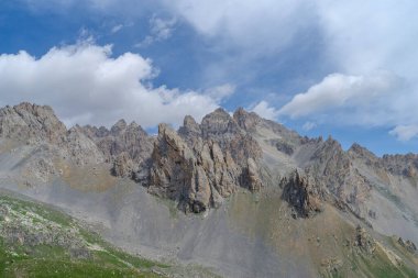 Maira Vadisi 'ndeki manzaralı Alp Dağları, Alplerin güneybatı kesimindeki İtalyan Cottian Alpleri sıradağları, Fransa (Hautes-Alpes ve Savoie) ile İtalya (Piedmont bölgesi) arasında sınır çizer.)