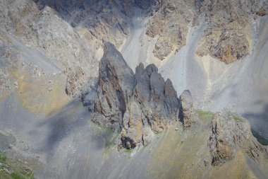 Yaz aylarında, Maira Vadisi 'nde, İtalyan Alpleri' ndeki dağ kayaları. Alplerin güneybatısındaki Cottian Alpleri sıradağları, Fransa ve İtalya arasında sınır çiziyor.
