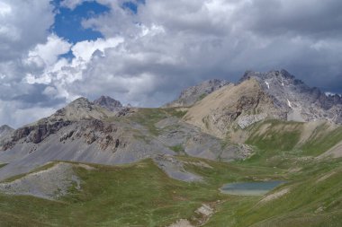 Maira Vadisi 'ndeki manzaralı Alp Dağları, Piedmont Bölgesi
