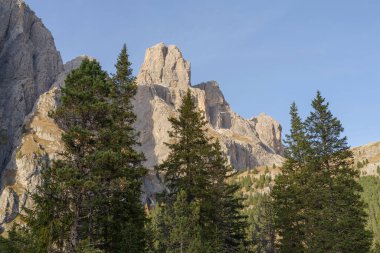 Rocky dağlarına karşı gökyüzü, Dolomitler, Pordoi Geçidi, İtalya