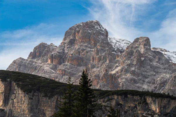意大利白云石阿尔卑斯山卡迪尼山脉的山峰 — 图库照片