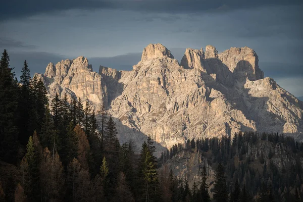 意大利白云石阿尔卑斯山卡迪尼山脉的山峰 — 图库照片