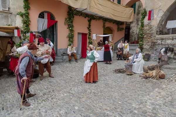 イタリアのタッジャ 2023年2月26日 イタリアのリグーリア州タッジャの旧市街での歴史的な再現の参加者 人生の瞬間を想起させる設定で日常生活のエピソードを演技俳優は完全に17世紀に住んでいました — ストック写真