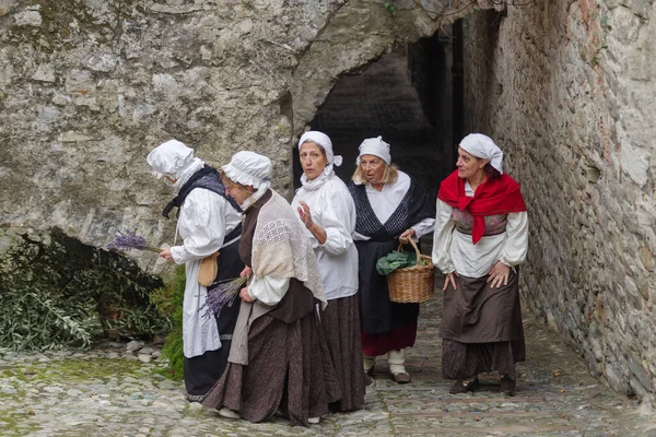 塔吉亚 意大利 2023年2月26日 意大利利古里亚地区塔吉亚老城历史重演的参与者 十七世纪 演员们在唤起人们对生活时刻的回忆的背景下表演日常生活中的情节 他们过着充实的生活 — 图库照片