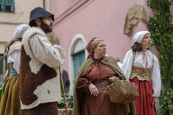 塔吉亚 意大利 2023年2月26日 意大利利古里亚地区塔吉亚老城历史重演的参与者 十七世纪 演员们在唤起人们对生活时刻的回忆的背景下表演日常生活中的情节 他们过着充实的生活 — 图库照片