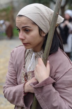 Taggia, İtalya - 26 Şubat 2023: İtalya 'nın Liguria bölgesindeki tarihi Taggia kentinde düzenlenen tarihi yeniden canlandırmaya katılan kişi yakın plan