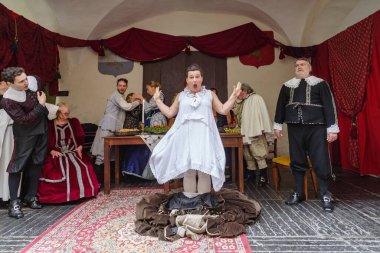 Taggia, İtalya - 26 Şubat 2023: İtalya 'nın Liguria bölgesindeki eski Taggia kasabasında tarihi yeniden canlandırmanın katılımcıları. Aktörler günlük hayatın bölümlerini canlandırıyorlar. Hayatın anlarını anımsatan ortamlarda. Tam olarak 17. yüzyılı yaşadılar.. 