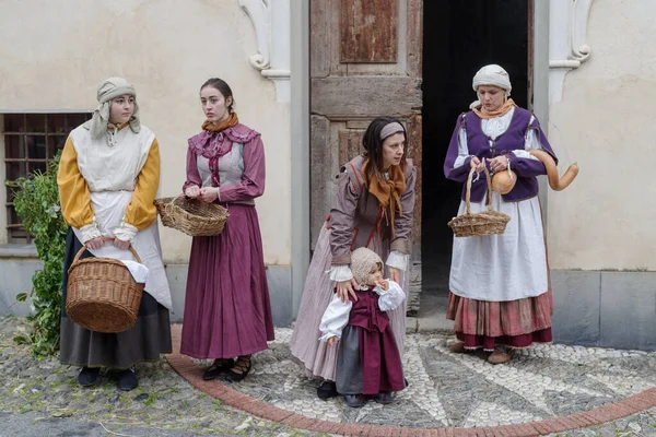 イタリアのタッジャ 2023年2月26日 イタリアのリグーリア州タッジャの旧市街での歴史的な再現の参加者 人生の瞬間を想起させる設定で日常生活のエピソードを演技俳優は完全に17世紀に住んでいました — ストック写真