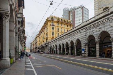 Cenova, İtalya - 28 Eylül 2022: Ceneviz 'in tarihi merkezindeki XX Settembre caddesi boyunca birçok saray ve önemli binalarla çevrili