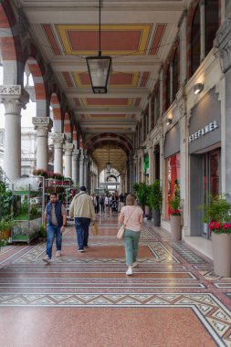 Cenova, İtalya - 28 Eylül 2022: Ceneviz 'in tarihi merkezindeki XX Settembre caddesi boyunca birçok saray ve önemli binalarla çevrili