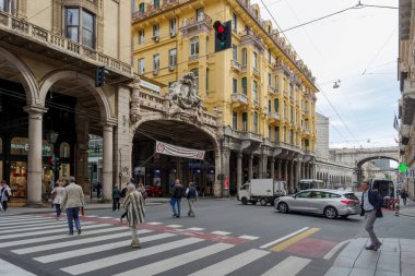 Cenova, İtalya - 28 Eylül 2022: Ceneviz 'in tarihi merkezindeki XX Settembre caddesi boyunca birçok saray ve önemli binalarla çevrili