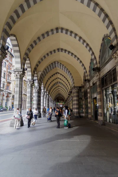 ジェノヴァ イタリア 2022年9月28日 いくつかの宮殿や重要な建物に囲まれたジェノヴァの歴史的中心部のXx Settembre通りに沿って表示されます — ストック写真