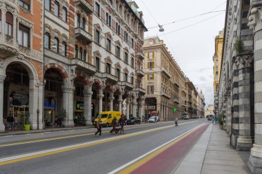 Cenova, İtalya - 28 Eylül 2022: Ceneviz 'in tarihi merkezindeki XX Settembre caddesi boyunca birçok saray ve önemli binalarla çevrili