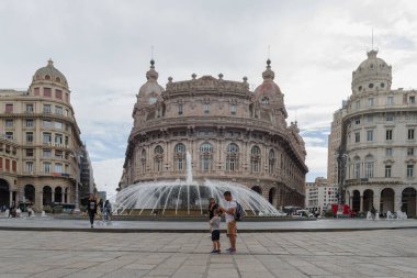 Cenova, İtalya - 28 Eylül 2022: Piazza De Ferrari Cenova 'nın ana meydanıdır. Şehrin göbeğinde, tarihi ve modern merkez arasında yer alan, çeşitli saraylar ve önemli binalarla çevrili.