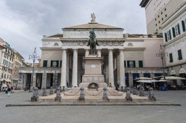 Cenova, İtalya - 28 Eylül 2022: Cenova şehir merkezindeki Carlo Felice Tiyatrosu, başlıca opera binası ve Garibaldi Anıtı, heykeltıraş Augusto Rivalta 'nın 1893 tarihli çalışması