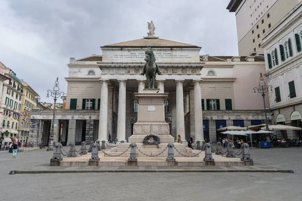 意大利热那亚 2022年9月28日 主要城市歌剧院热那亚市中心的卡洛 菲利斯剧院和雕塑家奥古斯托 里瓦尔塔1893年的作品 加里波第纪念碑 — 图库照片