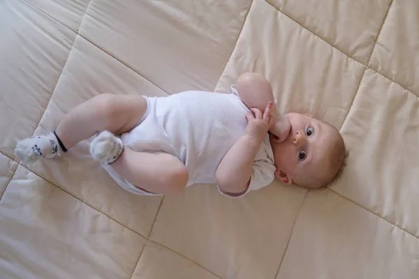 Bebé Meses Acostado Una Cama — Foto de Stock