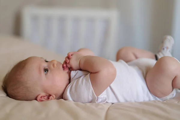 一个3个月大的男婴躺在床上 — 图库照片