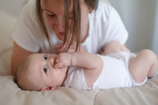 母は赤ん坊の男の子とベッドに横たわって3ヶ月 — ストック写真