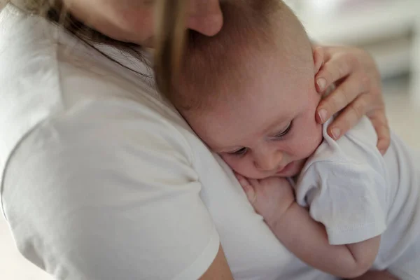 Sevgi Dolu Sevecen Bir Anne Kucağında Yeni Doğmuş Bir Bebek — Stok fotoğraf