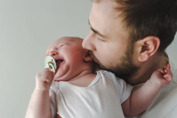 Maanden Oude Baby Schreeuwt Vader Probeert Kalmeren — Stockfoto