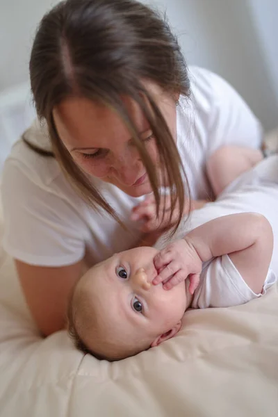 Moeder Liggend Bed Met Baby Jongen Maanden — Stockfoto