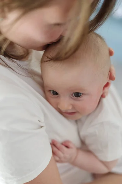 Liefdevolle Aanhankelijke Moeder Die Pasgeboren Baby Houdt — Stockfoto