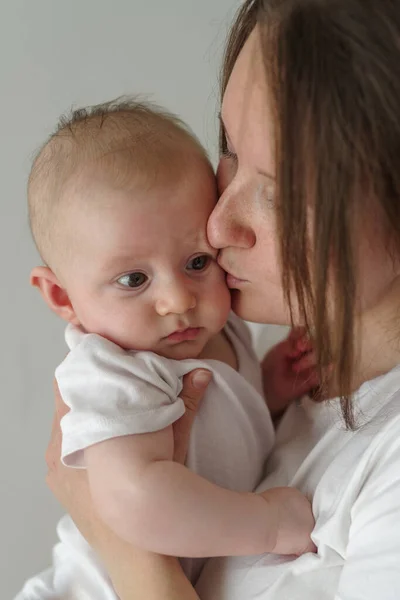 Milující Láskyplná Matka Drží Novorozeně — Stock fotografie