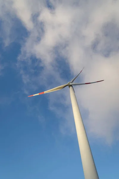 云彩和蓝天下的风力涡轮机 — 图库照片