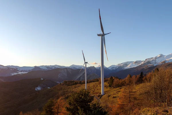 意大利皮埃蒙特地区山中的风力涡轮机 黄昏时分的利古里亚阿尔卑斯山 — 图库照片