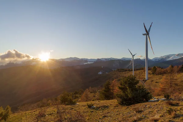 意大利皮埃蒙特地区山中的风力涡轮机 黄昏时分的利古里亚阿尔卑斯山 — 图库照片