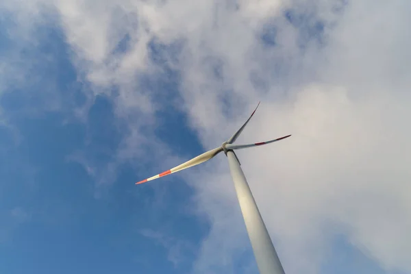 云层和蓝天下的风力涡轮机 — 图库照片