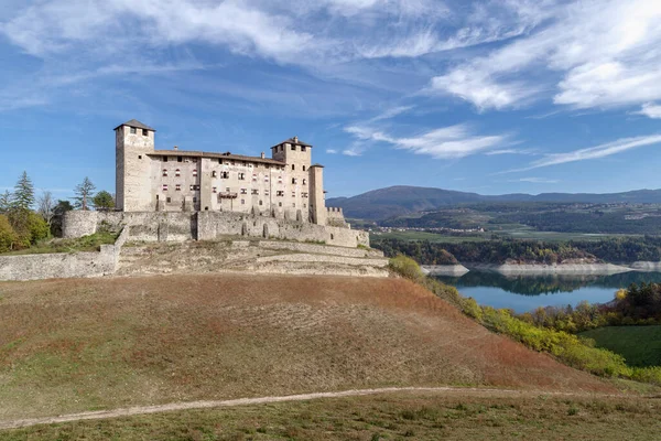 Cles Trentino Října 2022 Pohled Hrad Cles Břehu Jezera Santa — Stock fotografie