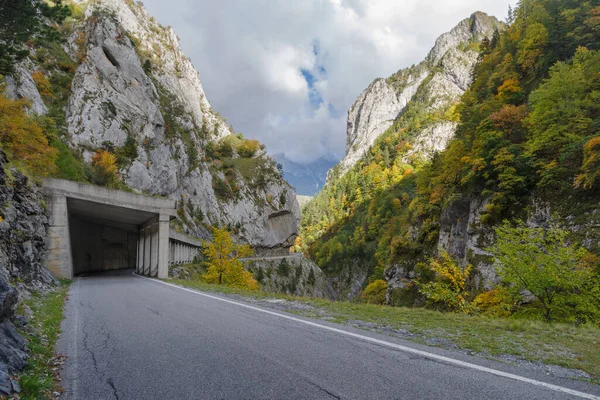 意大利利古里亚阿尔卑斯山山区公路 — 图库照片