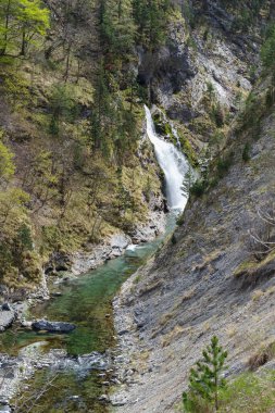 Ligurian Alplerinde yükselen Negrone dağlarının manzarası, İtalya 'nın Cuneo ilinin Piedmont bölgesinde bulunan Tanaro nehrini oluşturur.