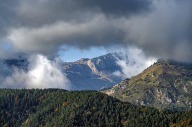 Ligurian dağlarının manzarası İtalyan Alplerinin bir kısmı, Piedmont bölgesi, Cuneo ili, kuzey batı İtalya