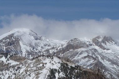 Ligurian dağlarından Alp kışı manzarası, Piedmont bölgesi, Cuneo ili, kuzey batı İtalya