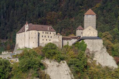 Tirol, İtalya - 29 Ekim 2022: Tirol Kalesi 11.-13. yüzyıl, manzara Tirol köyü, Trentino-Alto Adige, İtalya