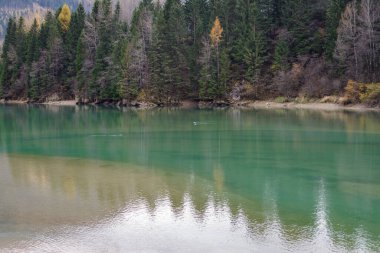 Soraga yapay gölü, Fassa vadisi, Trentino Alto Adige, İtalya