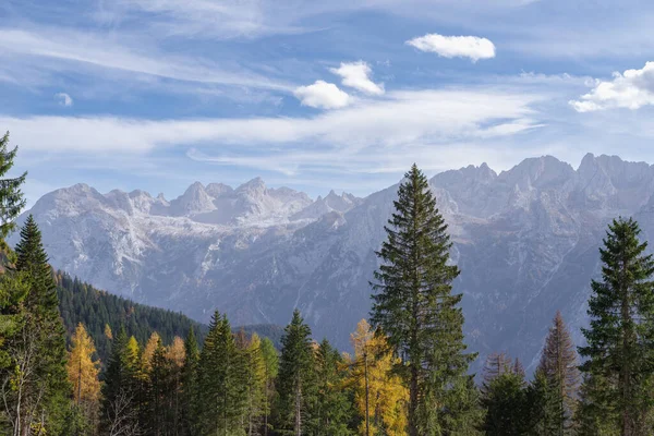意大利北部的白云石安培佐白云石自然公园的山脉 — 图库照片