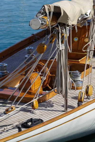 一艘帆船在旧样式的详细信息 — 图库照片