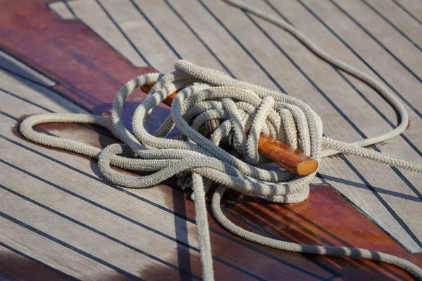 古いスタイルのヨットのデッキ上ロープ — ストック写真