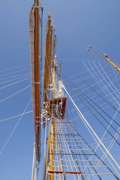 Mastro Navio Sobre Céu Azul — Fotografia de Stock