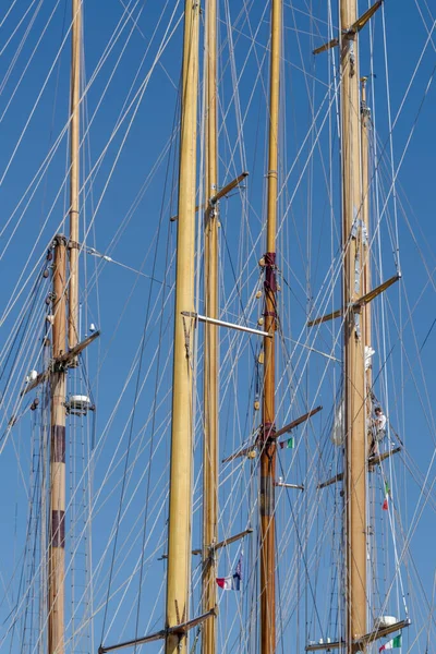 Navios Mastros Sobre Céu Azul — Fotografia de Stock